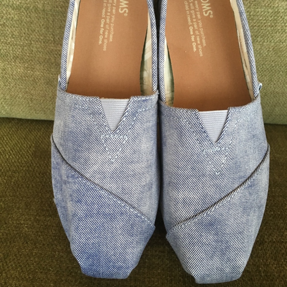 NWOT Tom's Chambray CloudBound Slip On Shoes